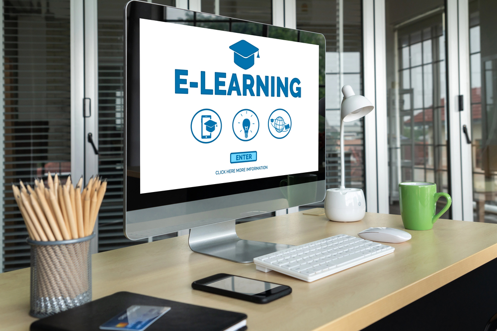 Docente segue un corso online al laptop