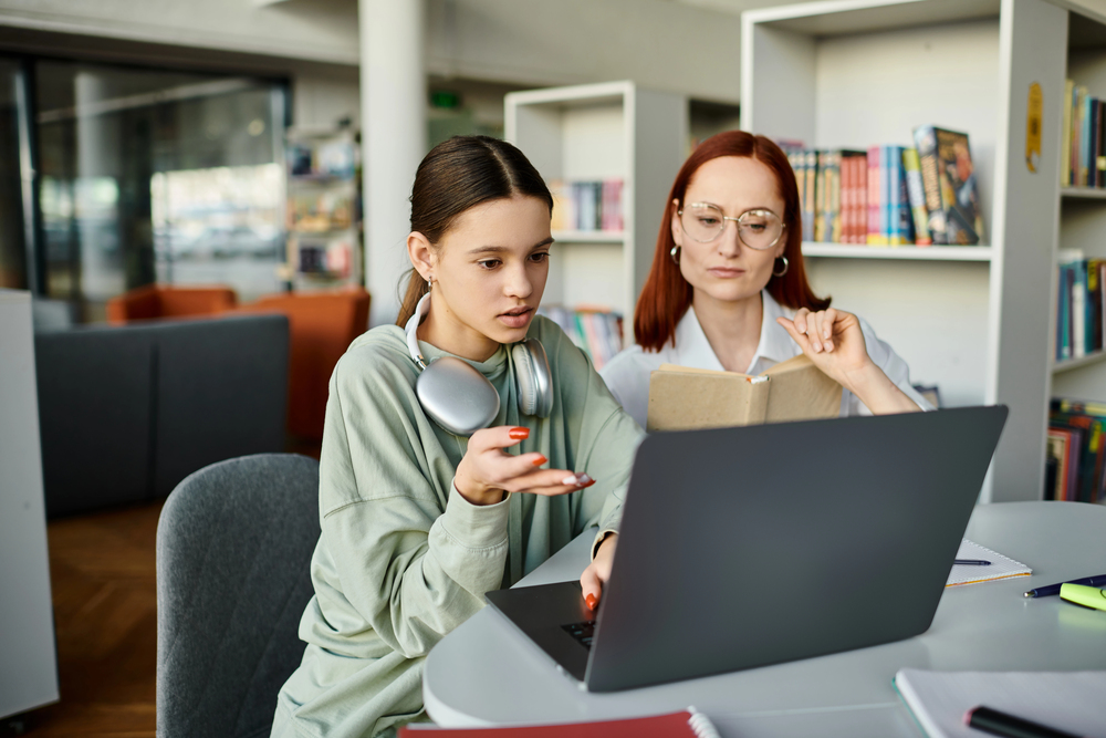 Docente usa laptop e strumenti digitali